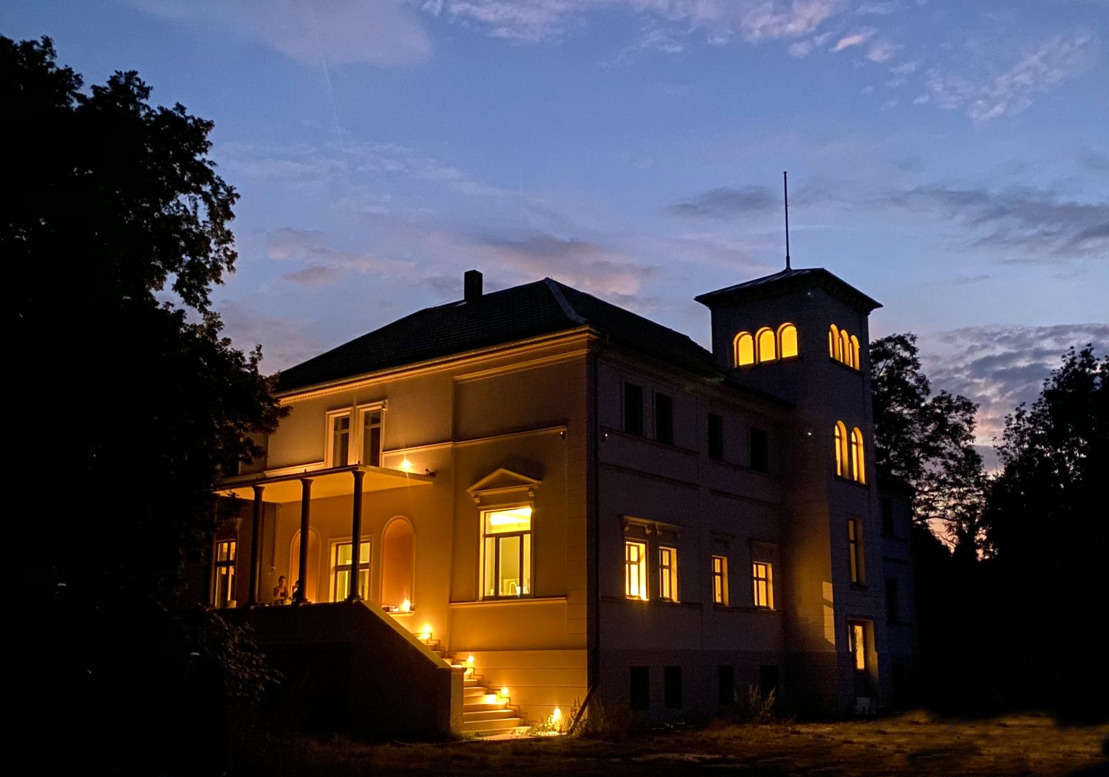 Villa Schuwardt in Rathenow bei Abenddämmerung – Ferienwohnung an der Havel